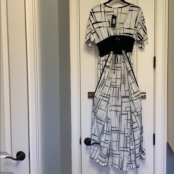 Black & White Kimono - Picture 2 of 3